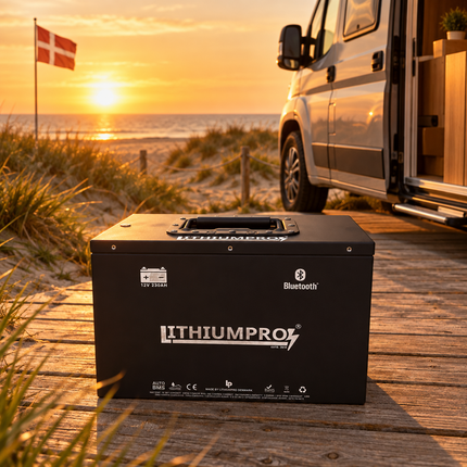 LithiumPro 12V 230Ah stål LiFePO4-batteri ved en camper van på stranden i solnedgang