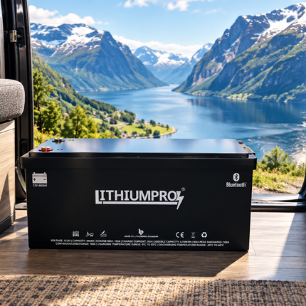 LithiumPro 12V 480Ah LiFePO4-batteri i en autocamper med udsigt over fjorden