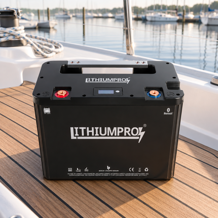 LithiumPro 24V 115Ah LiFePO4-batteri på dækket af en sejlbåd i havnen