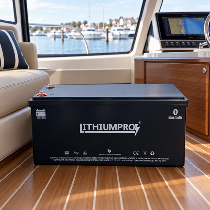 LithiumPro 24V 240Ah LiFePO4-batteri i kahytten på en motorbåd