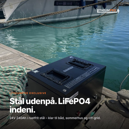 LithiumPro Exclusive 24V 240Ah i rustfrit stål på en mole ved en båd