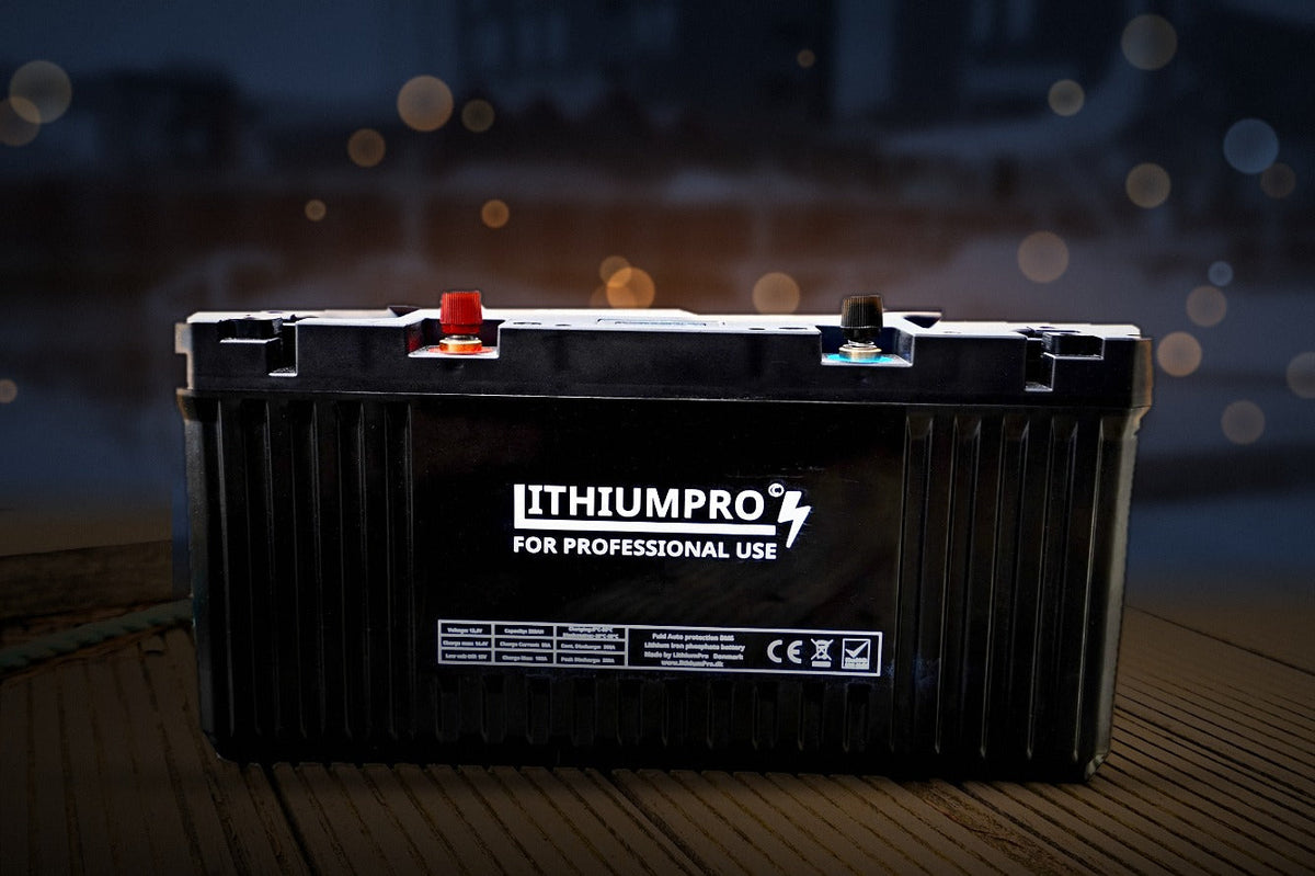LithiumPro LiFePO4-batteri på en træbro ved havnen om aftenen