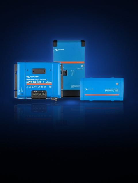 Victron SmartSolar MPPT, MultiPlus-II og Phoenix inverter på mørkeblå baggrund
