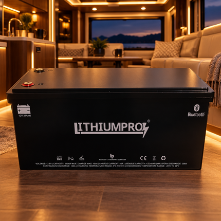LithiumPro XL 12V 314Ah LiFePO4-batteri i en moderne autocamper om aftenen